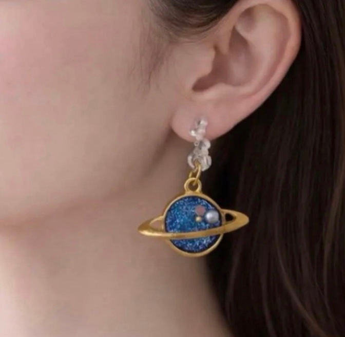 【ハンドメイド】 宇宙 土星イヤリング ラメブルー 惑星アクセ