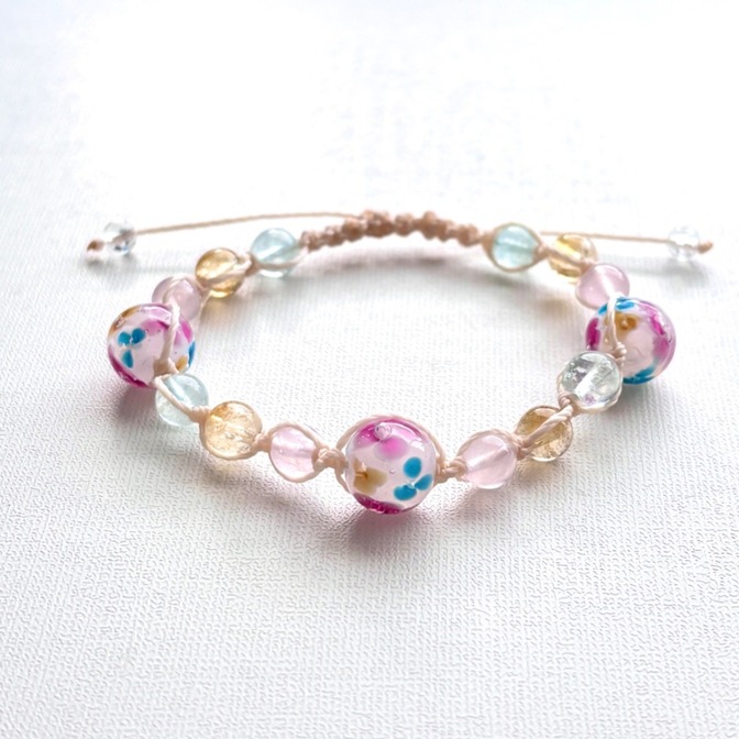 【ハンドメイド】花柄とんぼ玉と天然石のマクラメ編みブレスレット