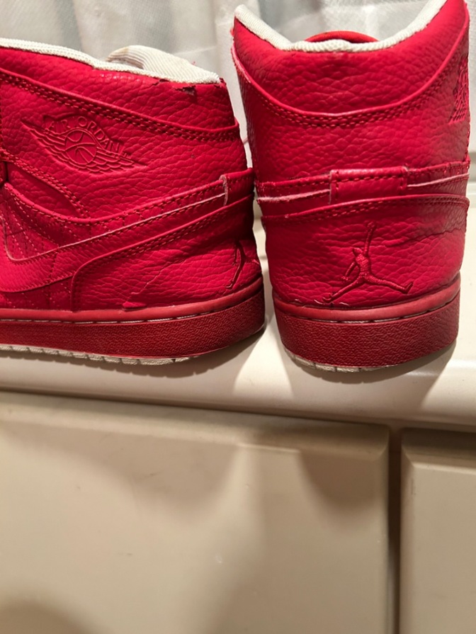 🌸春です🌸
アクセントスニーカーいかがですか？
エアジョーダン 赤 キルティング ミッドカット