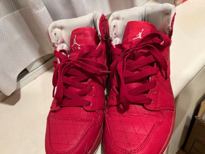 🌸春です🌸
アクセントスニーカーいかがですか？
エアジョーダン 赤 キルティング ミッドカット
