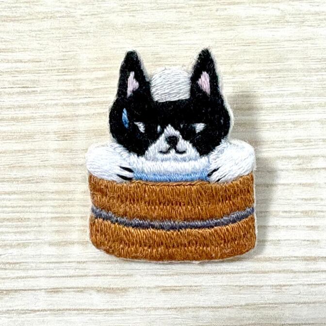 【ハンドメイド】刺繍ブローチ　【長風呂な猫】2.5cmピン　ハチワレ猫②