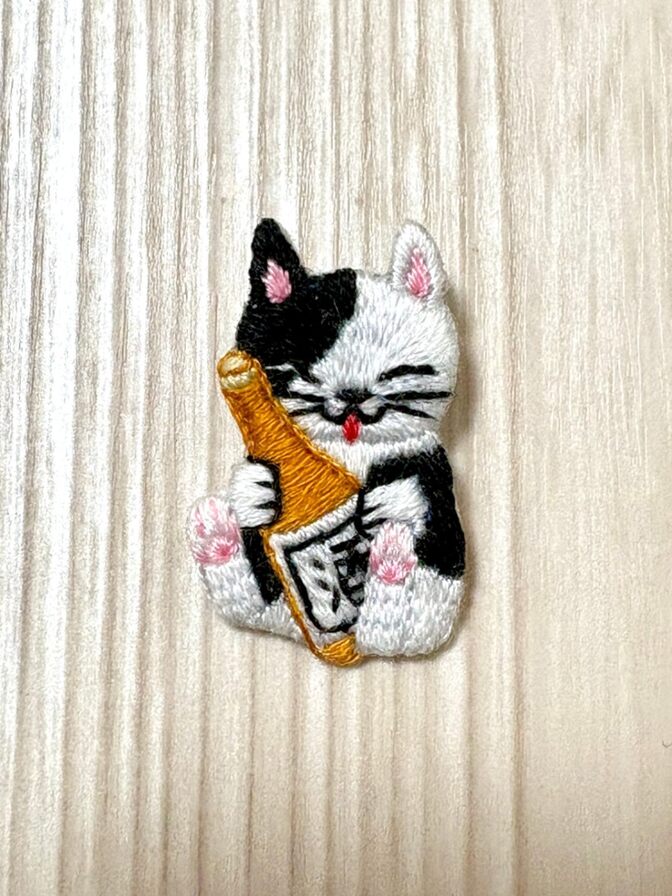 【ハンドメイド】刺繍ブローチ　【酒好きの猫】1.5cmピン　白黒猫