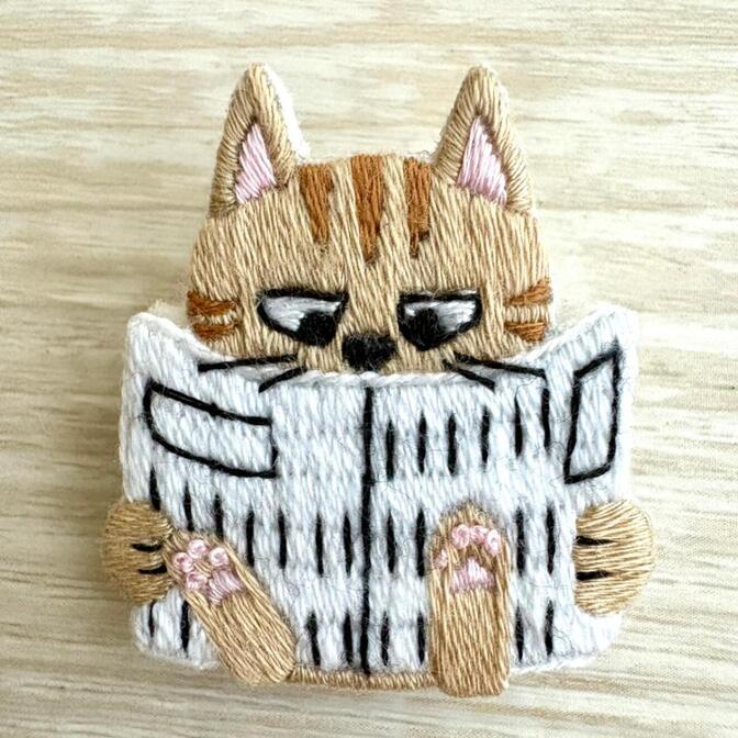 【ハンドメイド】刺繍ブローチ　【新聞を読む猫】2.5cmピン　茶トラ猫