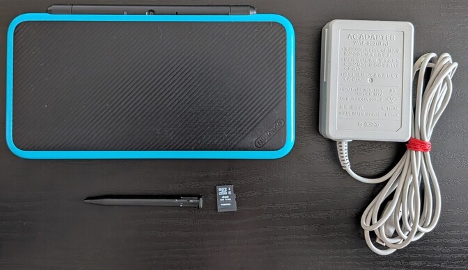 【液晶美品】Newニンテンドー2DS LL ブラック×ターコイズ