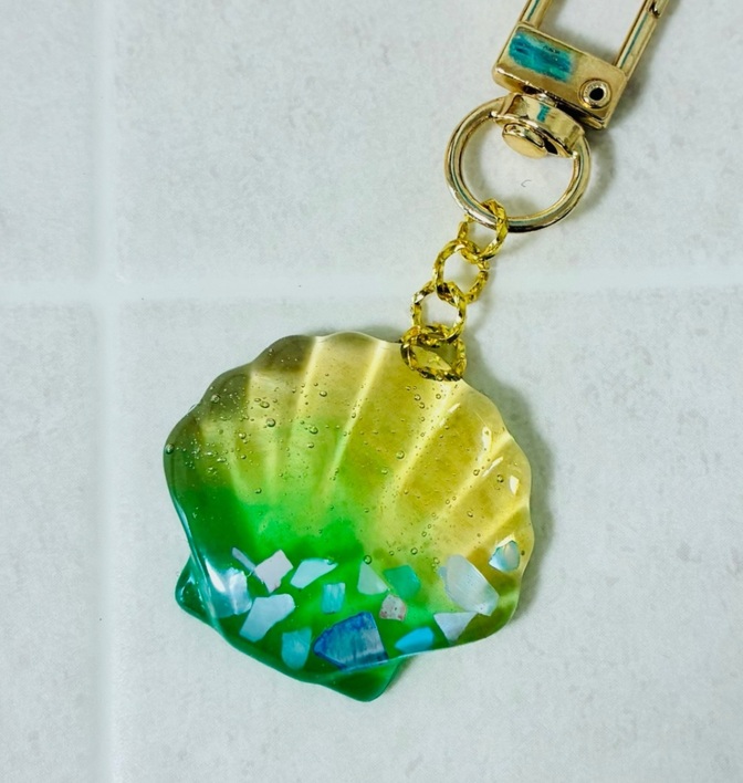 【ハンドメイド】貝がらキーホルダー　レジン　サンシャイン