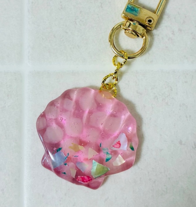 【ハンドメイド】貝がらキーホルダー　レジン　いちごみるく