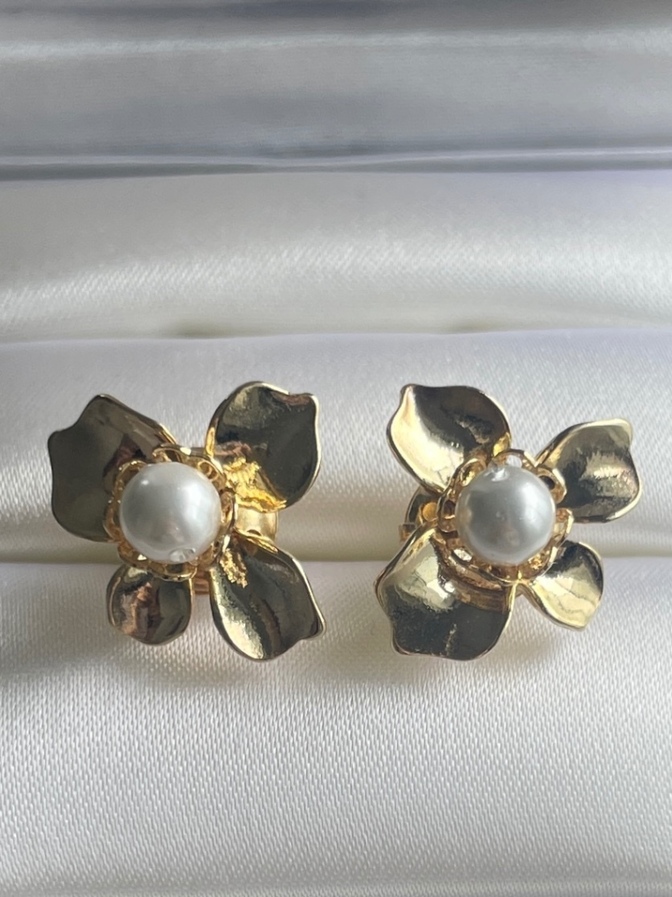 ゴールドフラワー パールピアス｜大人可愛いお花モチーフ スタッドピアス