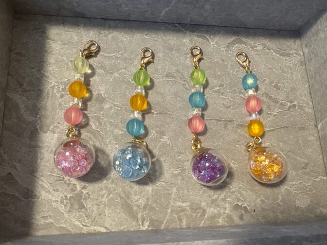 ⭐️ハンドメイド⭐️　ガラス玉風　〜揺れるキラキラチャーム〜