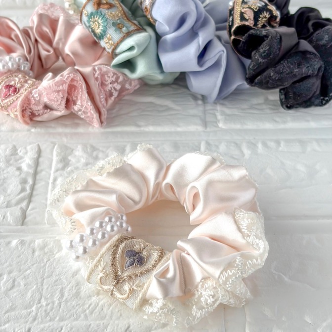 インド刺繍リボン🎀シュシュ　パールホワイト