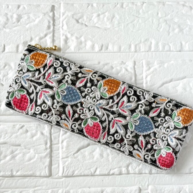 インド刺繍リボン🎀苺ペンケース🍓ブラック