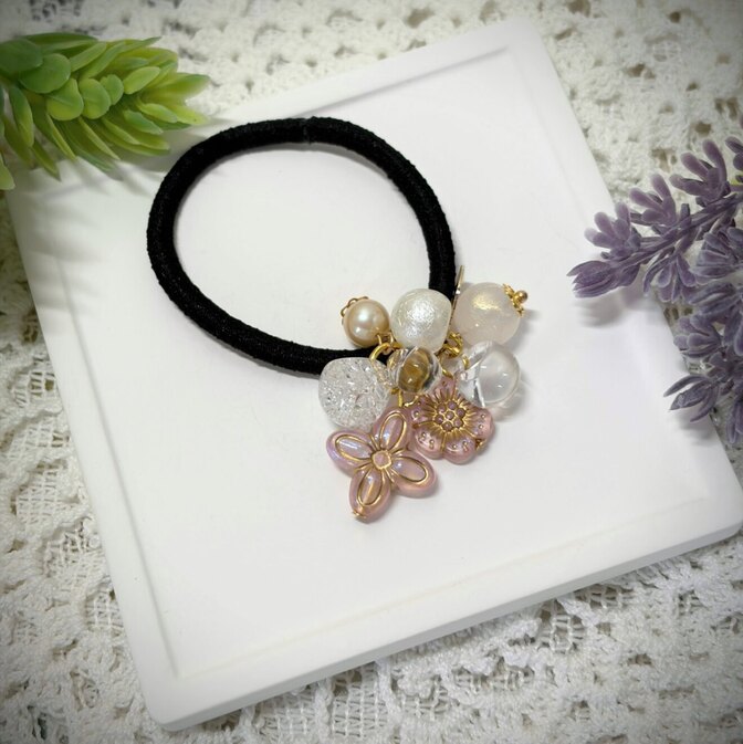 ふんわりピンクのお花チャームヘアゴム｜フラワー×パール