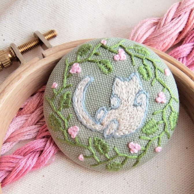 ごろごろネコとリースの手刺繍ブローチ*セージグリーン