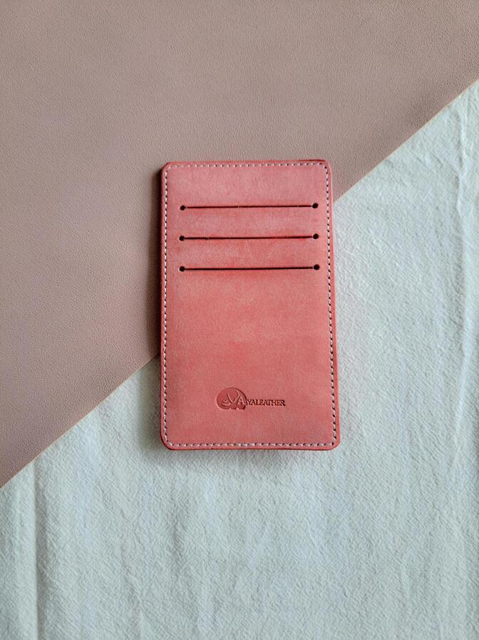 本革コンパクト財布👛周りを薄くし、女性が持ってもゴツくない仕上りに✨
ピンク残り1個!送料無料!