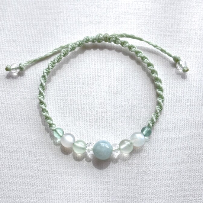 【ハンドメイド】やさしい緑の天然石ブレスレット 翡翠 プレナイト ホワイトムーンストーン