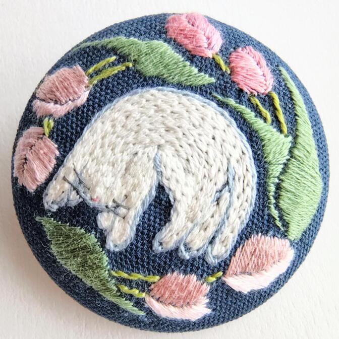 バンザイするネコとチューリップの手刺繍ブローチ*ネイビー