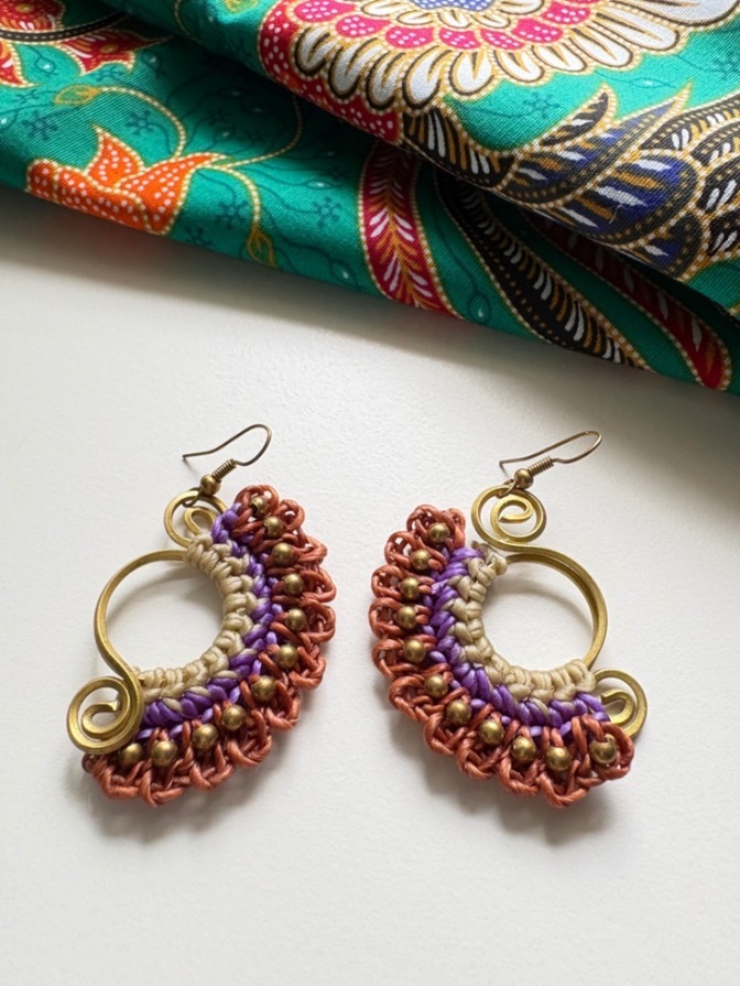 【タイ】ピアス　カラフル網模様デザイン