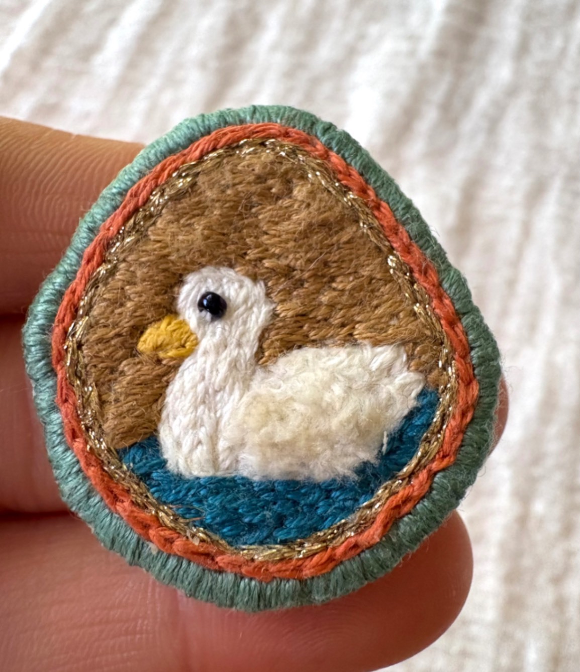 手刺繍 アヒルブローチ｜水辺を泳ぐ白いアヒル ナチュラル