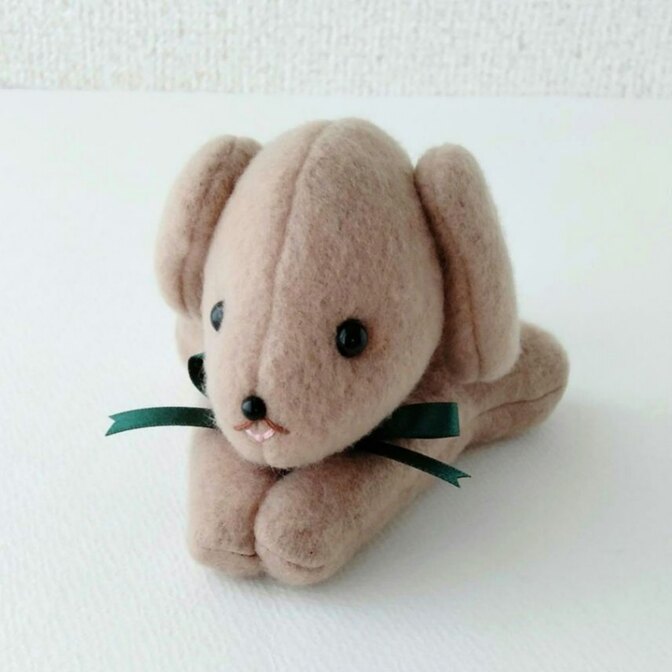 【One♪ 1匹販売】おててで挟めるワンちゃんクリップ：ベージュ　洗濯バサミ入り