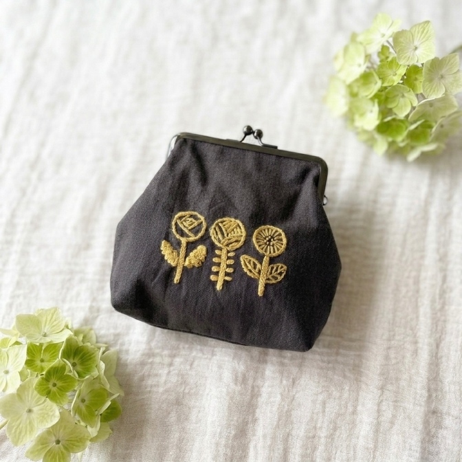 花刺繍 がま口ポーチ ハンドメイド 北欧風 チャコールグレー ストライプ裏地