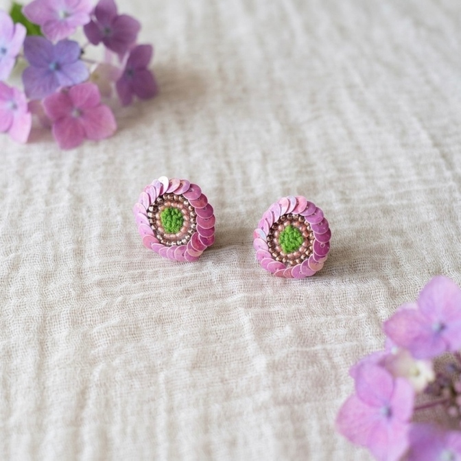 スパンコールとビーズ刺繍の花イヤリング｜ピンク｜ネジバネ式｜本革裏地