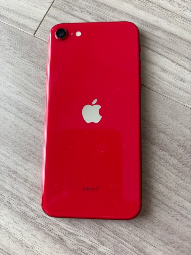 赤色のiPhoneSEです
