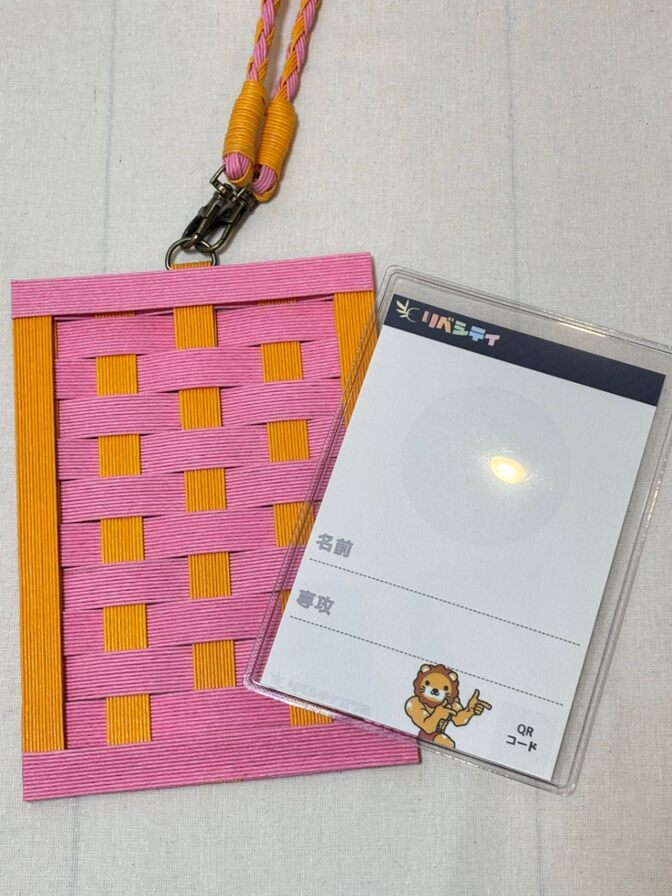 選べる2パターン📛クラフトバンド名札ケース📛ストラップ付きorなし(ピンク＆イエロー)