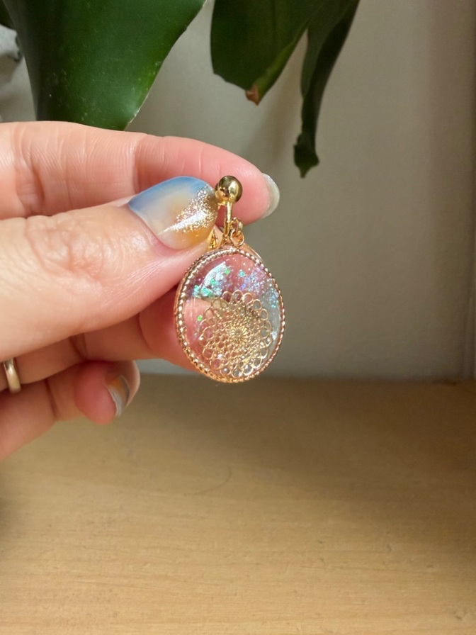 レジン×ゴールドレースの きらきらイヤリング(ピアス変更可）