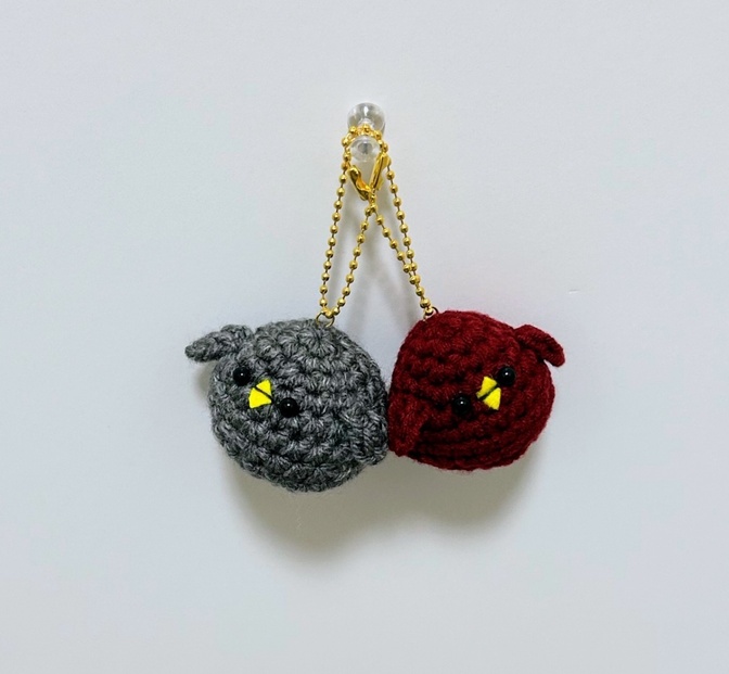 【ハンドメイド・2羽セット】小さなヒヨコのかぎ針編みマスコット　⑤赤色・⑥灰色