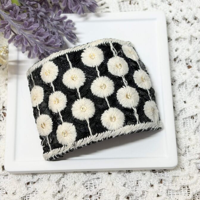 インド刺繍ポニーフック｜ブラック×ホワイトポンポンフラワー