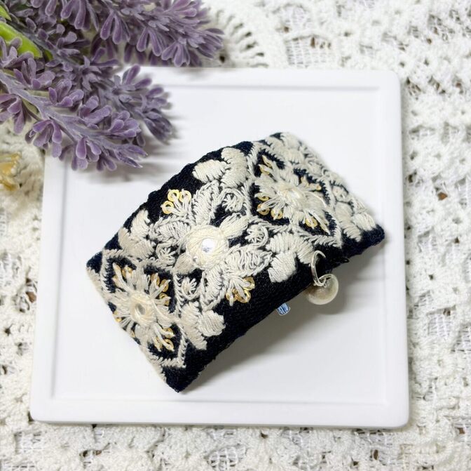 インド刺繍ポニーフック｜ネイビー×アイボリーフラワー×ゴールドスパンコール（パールビーズチャーム付）