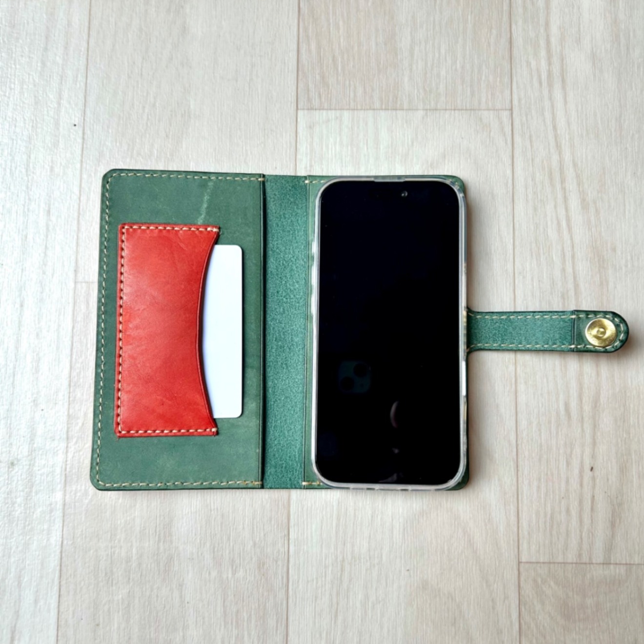 本革 iPhone17専用 手帳型スマホケース ダークグリーン×赤｜彩革
