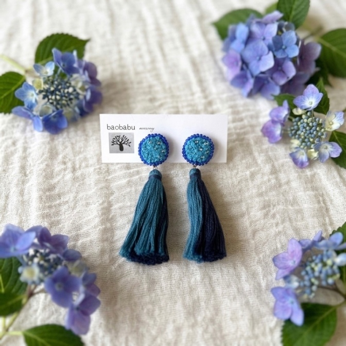 深海のきらめき タッセルイヤリング｜手刺繍・裏面本革仕立て・揺れるブルー