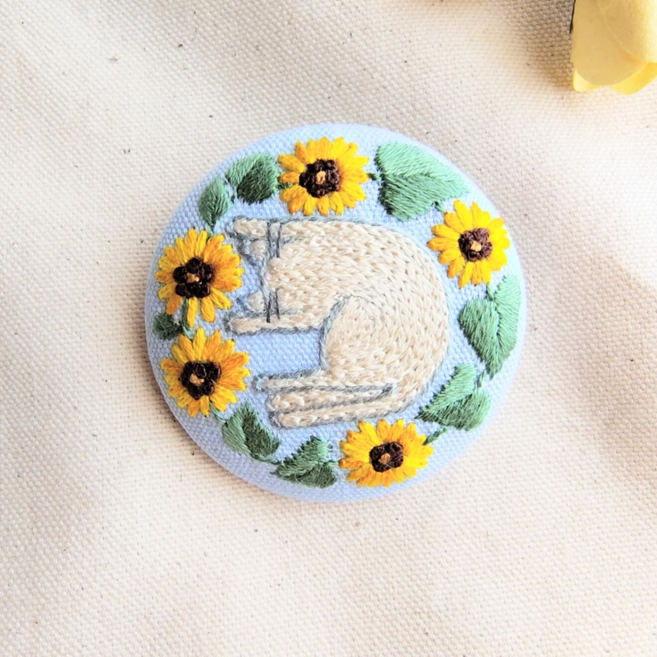 専用　ハンドメイド　くるみボタン　ブローチ　クロスステッチ　ネコ 手刺繍】猫のくるみボタンブローチ * バンザイするネコとひまわり