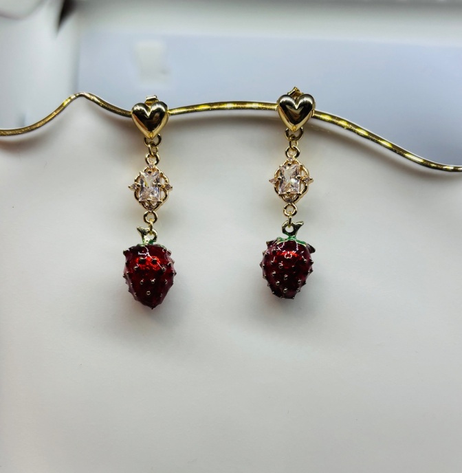 【ハンドメイド】ハート×いちごのキラキラピアス