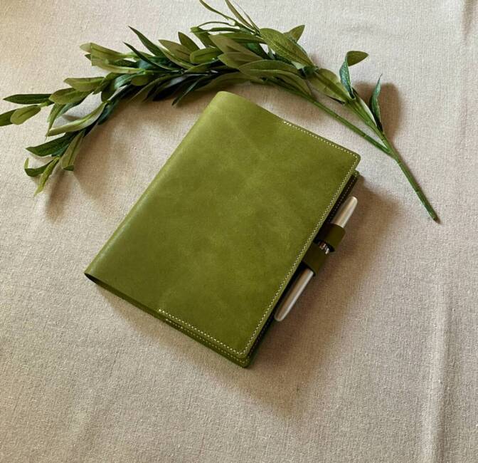 本革・手縫いの手帳カバー（A5サイズ・ほぼ日カズンサイズ） 【オリーブ】
