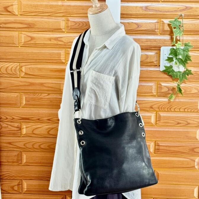 BALLY バリー レザーショルダーバッグ 黒 シボ革 シルバー金具 斜め掛け