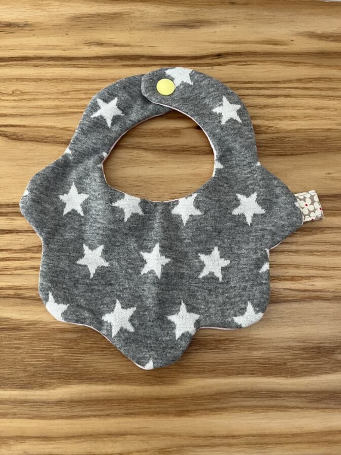【ハンドメイド】⑧ スタイ よだれかけ もくもく型 グレー×ピンク星柄