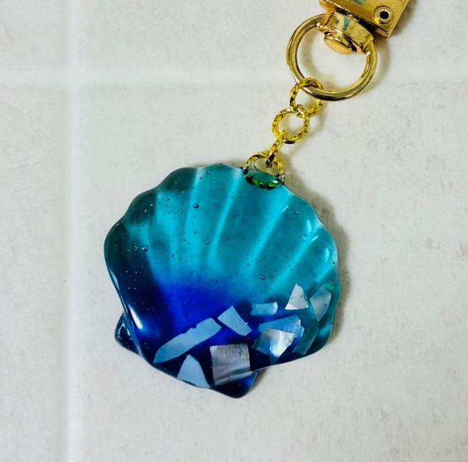 貝がらキーホルダー　レジン　夏にぴったり！　青　深海　涼しげ