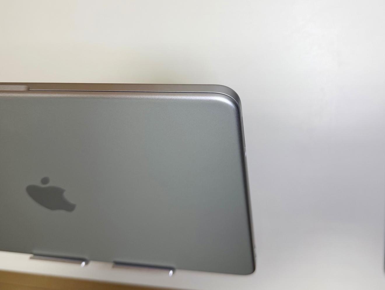 MacBook Neo 8GB/512GB 13インチ シルバー BT最大容量100％｜リベ