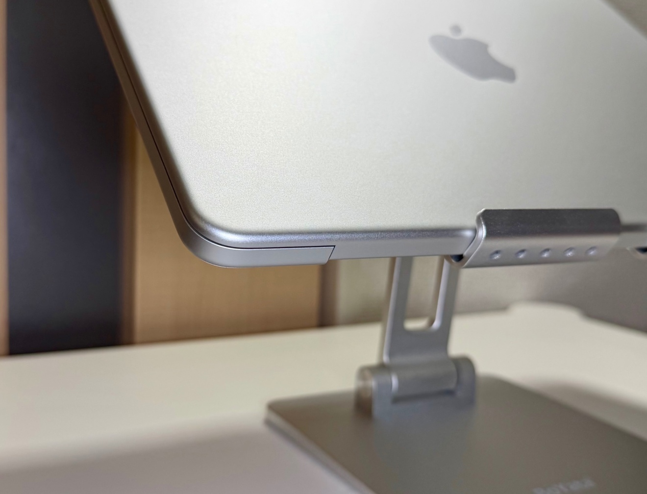 MacBook Neo 8GB/512GB 13インチ シルバー BT最大容量100％｜リベ