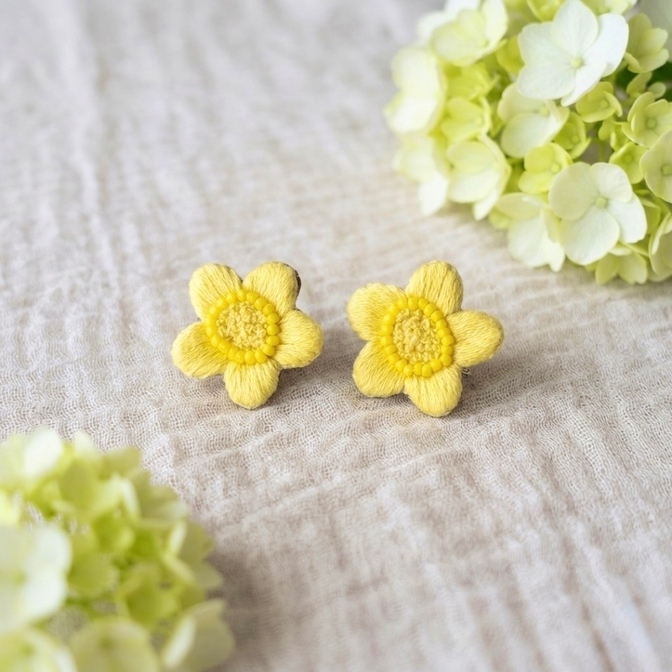 お花刺繍とビーズのイヤリング＊イエローフラワー＊本革使用・ハンドメイド