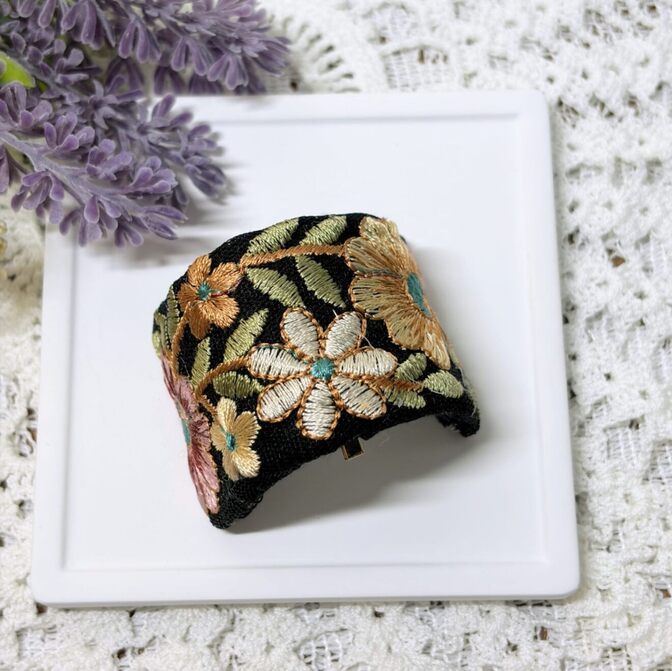 インド刺繍ポニーフック｜ブラック×ゴールド×アイボリーフラワー