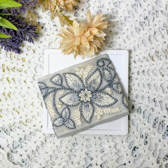 インド刺繍ポニーフック｜グレー×アイボリーフラワー パール付き 2WAY