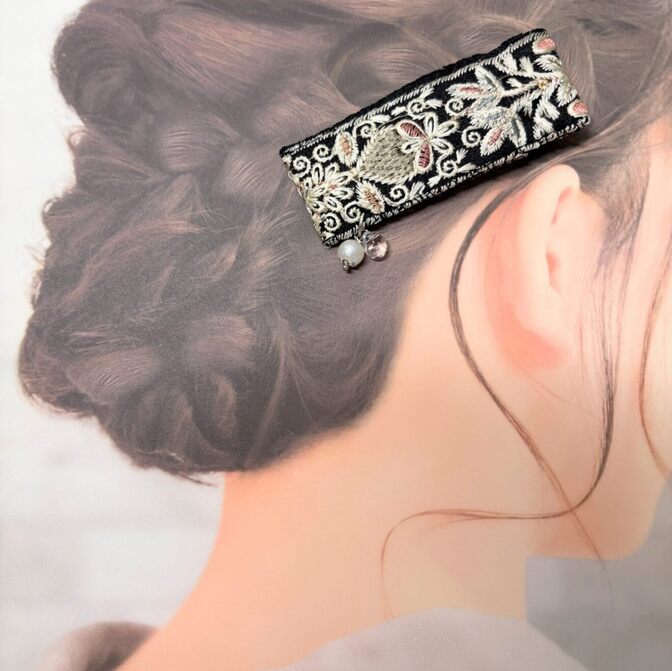 インド刺繍ヘアクリップ｜ブラック×生成り イチゴ柄 パールチャーム付き