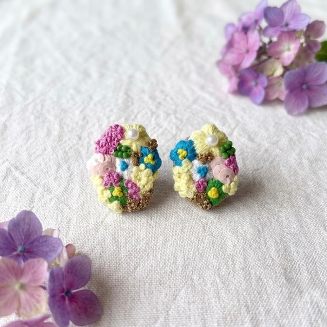花畑刺繍イヤリング*アシンメトリー（本革/ネジバネ）ハンドメイド