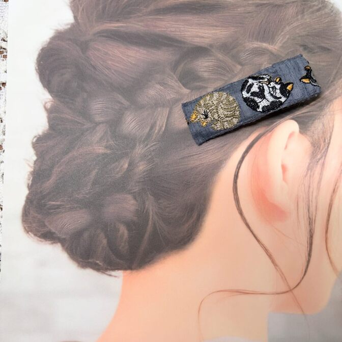 猫刺繍ヘアクリップ｜グレー×まるまり猫 ハチワレ＆キジトラ