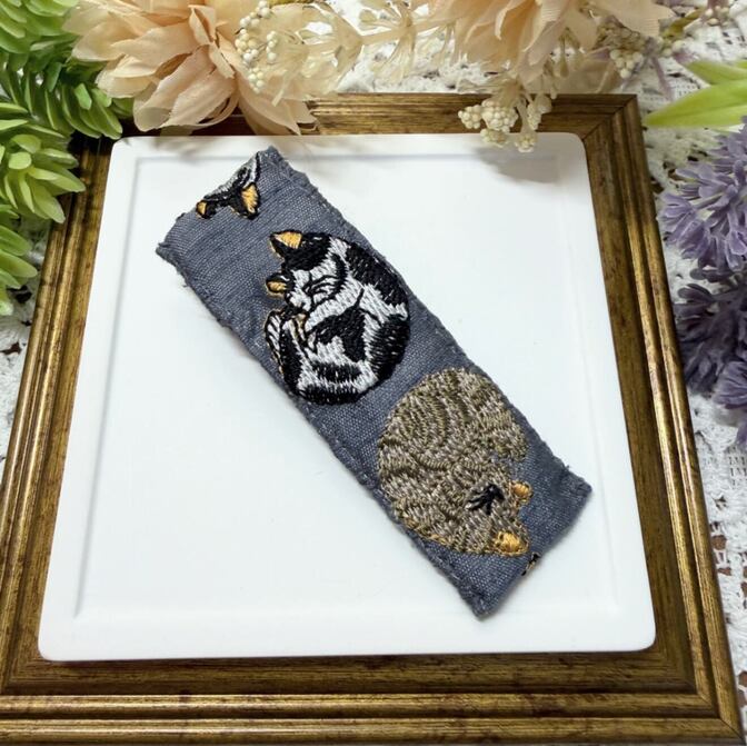 猫刺繍ヘアクリップ｜グレー×まるまり猫 ハチワレ＆キジトラ