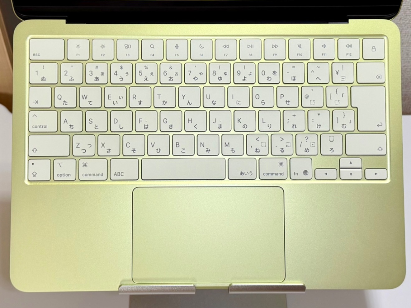 MacBook Neo 8GB/256GB 13インチ シトラス BT最大容量100％｜リベ