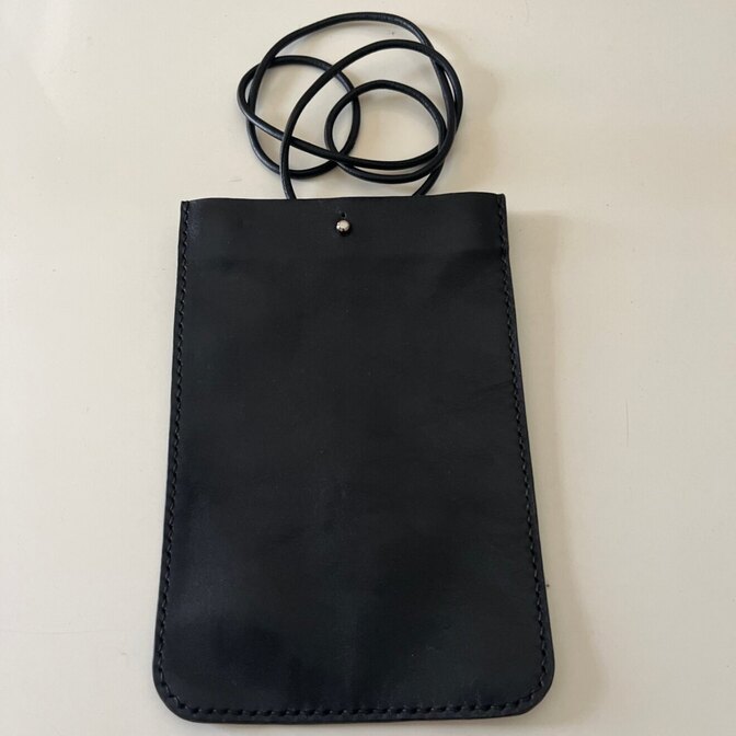 黒 ミニショルダーバッグ スマホポシェット 縦型 シンプル
