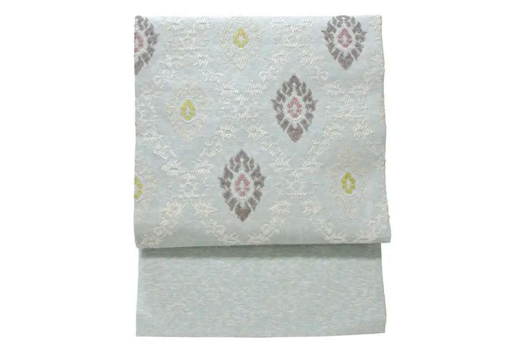 【美品】九寸名古屋帯 モール織 菱華文 帯匠丹波屋 同柄 水色 正絹 美品】九寸名古屋帯 モール織 菱華文 帯匠丹波屋 同柄 水色 正絹｜リベ